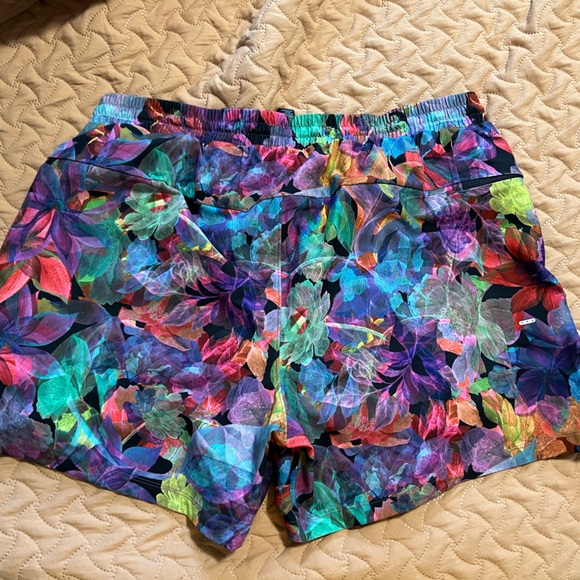 Lululemon running shorts size XL - Picture 2 of 3
